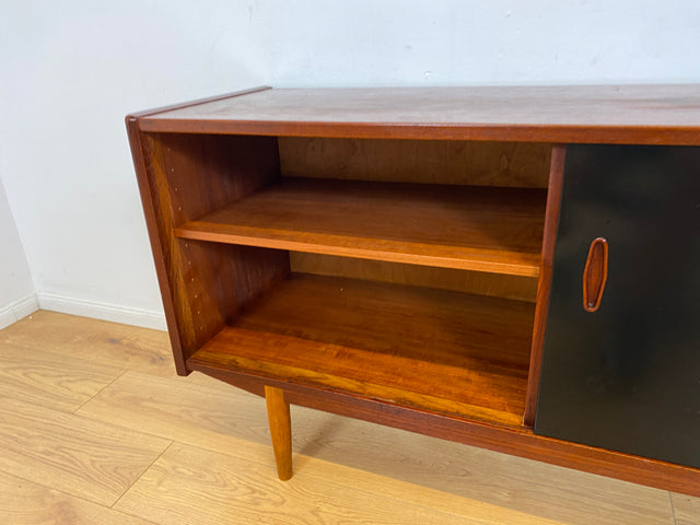 WMK I Sehr frühes skandinavisches Mid-Century Designer Sideboard "Trio" von Nils Jonsson für Troedes mit Schiebetüren , Vollholz in Teak # Kommode Lowboard TV Bank Danish Design Teakholz Vintage 50er