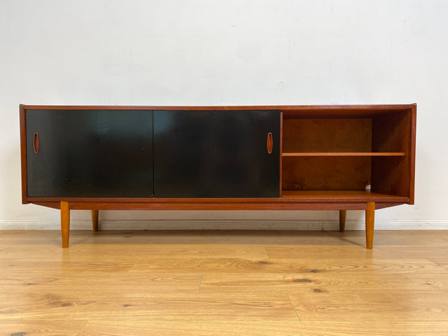 WMK I Sehr frühes skandinavisches Mid-Century Designer Sideboard "Trio" von Nils Jonsson für Troedes mit Schiebetüren , Vollholz in Teak # Kommode Lowboard TV Bank Danish Design Teakholz Vintage 50er
