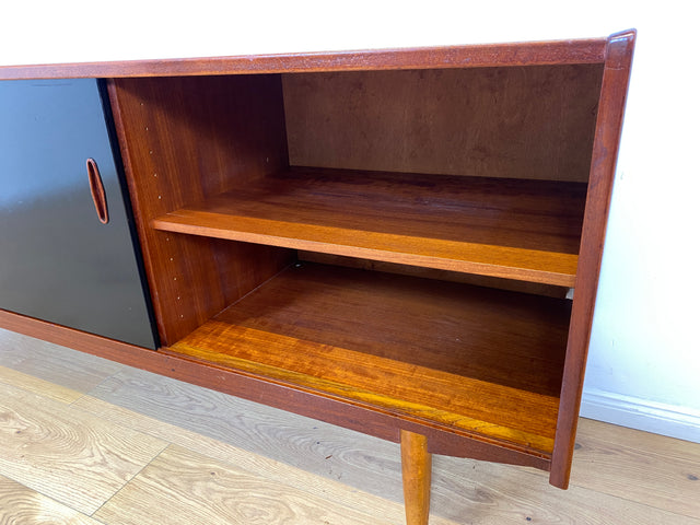 WMK I Sehr frühes skandinavisches Mid-Century Designer Sideboard "Trio" von Nils Jonsson für Troedes mit Schiebetüren , Vollholz in Teak # Kommode Lowboard TV Bank Danish Design Teakholz Vintage 50er