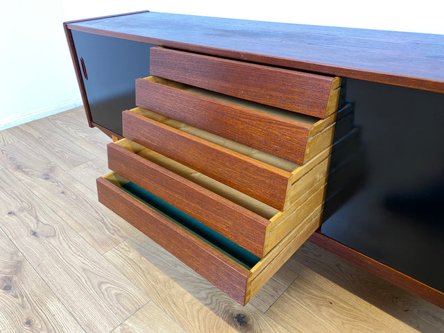 WMK I Sehr frühes skandinavisches Mid-Century Designer Sideboard "Trio" von Nils Jonsson für Troedes mit Schiebetüren , Vollholz in Teak # Kommode Lowboard TV Bank Danish Design Teakholz Vintage 50er