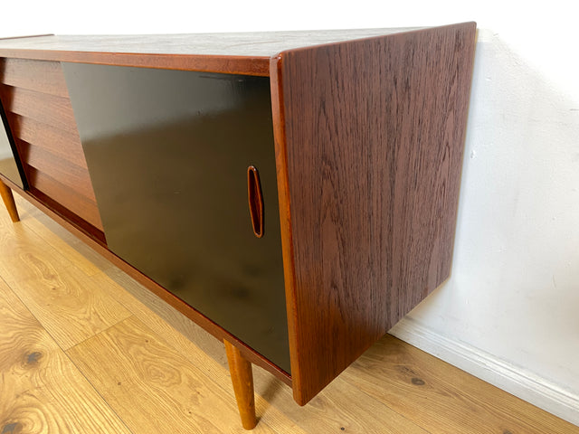 WMK I Sehr frühes skandinavisches Mid-Century Designer Sideboard "Trio" von Nils Jonsson für Troedes mit Schiebetüren , Vollholz in Teak # Kommode Lowboard TV Bank Danish Design Teakholz Vintage 50er