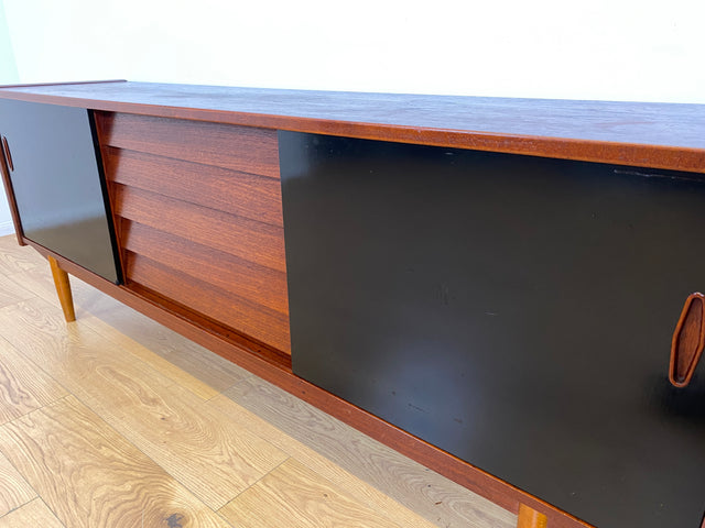 WMK I Sehr frühes skandinavisches Mid-Century Designer Sideboard "Trio" von Nils Jonsson für Troedes mit Schiebetüren , Vollholz in Teak # Kommode Lowboard TV Bank Danish Design Teakholz Vintage 50er