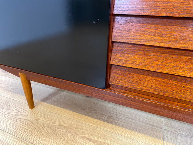 WMK I Sehr frühes skandinavisches Mid-Century Designer Sideboard "Trio" von Nils Jonsson für Troedes mit Schiebetüren , Vollholz in Teak # Kommode Lowboard TV Bank Danish Design Teakholz Vintage 50er
