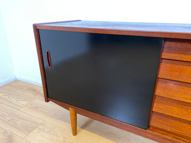 WMK I Sehr frühes skandinavisches Mid-Century Designer Sideboard "Trio" von Nils Jonsson für Troedes mit Schiebetüren , Vollholz in Teak # Kommode Lowboard TV Bank Danish Design Teakholz Vintage 50er