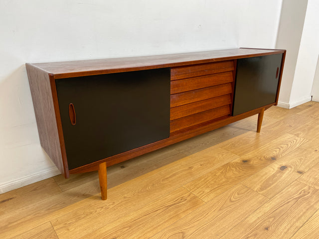 WMK I Sehr frühes skandinavisches Mid-Century Designer Sideboard "Trio" von Nils Jonsson für Troedes mit Schiebetüren , Vollholz in Teak # Kommode Lowboard TV Bank Danish Design Teakholz Vintage 50er