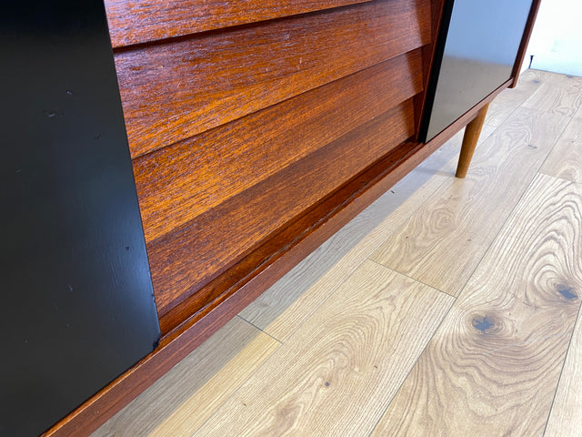 WMK I Sehr frühes skandinavisches Mid-Century Designer Sideboard "Trio" von Nils Jonsson für Troedes mit Schiebetüren , Vollholz in Teak # Kommode Lowboard TV Bank Danish Design Teakholz Vintage 50er