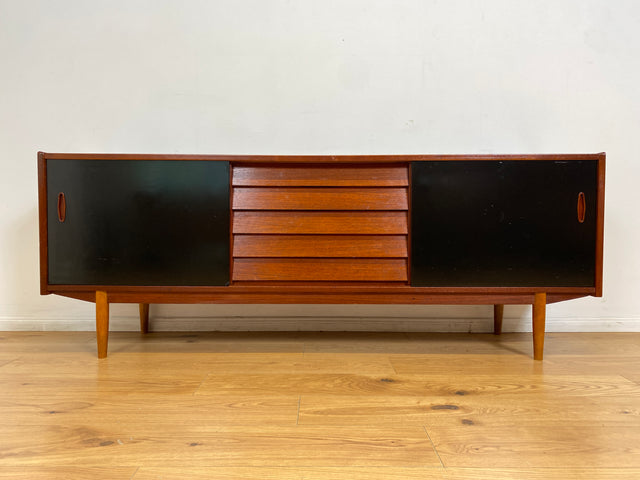 WMK I Sehr frühes skandinavisches Mid-Century Designer Sideboard "Trio" von Nils Jonsson für Troedes mit Schiebetüren , Vollholz in Teak # Kommode Lowboard TV Bank Danish Design Teakholz Vintage 50er