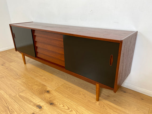 WMK I Sehr frühes skandinavisches Mid-Century Designer Sideboard "Trio" von Nils Jonsson für Troedes mit Schiebetüren , Vollholz in Teak # Kommode Lowboard TV Bank Danish Design Teakholz Vintage 50er
