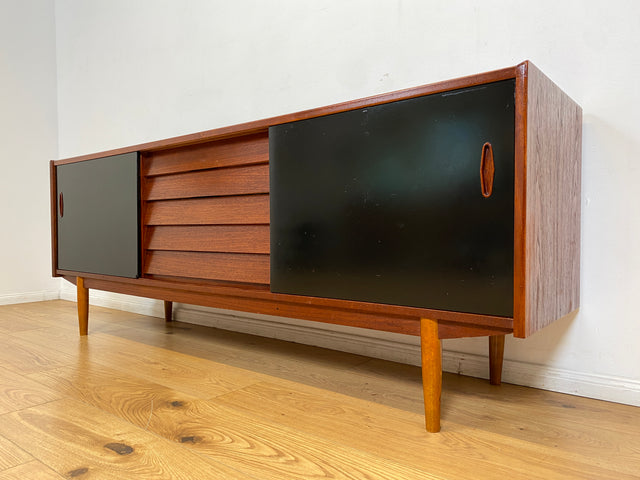 WMK I Sehr frühes skandinavisches Mid-Century Designer Sideboard "Trio" von Nils Jonsson für Troedes mit Schiebetüren , Vollholz in Teak # Kommode Lowboard TV Bank Danish Design Teakholz Vintage 50er