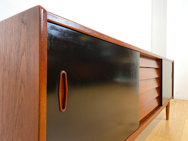 WMK I Sehr frühes skandinavisches Mid-Century Designer Sideboard "Trio" von Nils Jonsson für Troedes mit Schiebetüren , Vollholz in Teak # Kommode Lowboard TV Bank Danish Design Teakholz Vintage 50er