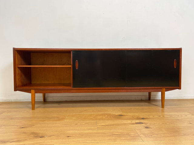 WMK I Sehr frühes skandinavisches Mid-Century Designer Sideboard "Trio" von Nils Jonsson für Troedes mit Schiebetüren , Vollholz in Teak # Kommode Lowboard TV Bank Danish Design Teakholz Vintage 50er
