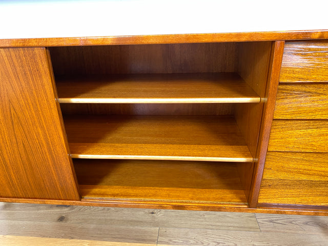 WMK I Hochwertiges skandinavisches Mid-Century Highboard , Vollholz in Teak & Palisander ,  mit Schiebetüren I Schrank Sideboard Kommode Anrichte Cabinet Danish Design Vintage Teak Berlin Köln München