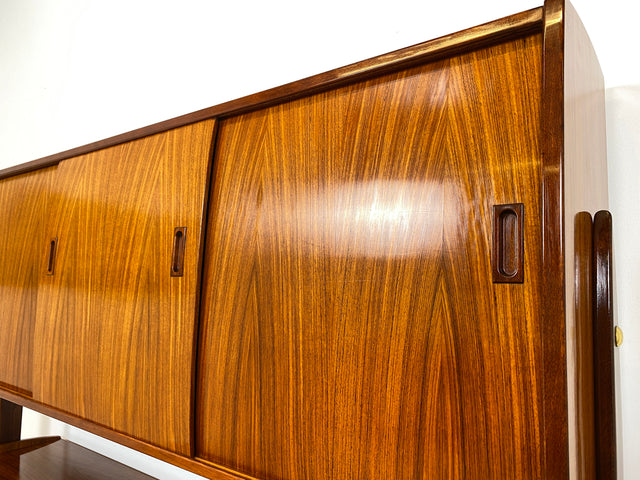 WMK I Hochwertiges skandinavisches Mid-Century Highboard , Vollholz in Teak & Palisander ,  mit Schiebetüren I Schrank Sideboard Kommode Anrichte Cabinet Danish Design Vintage Teak Berlin Köln München