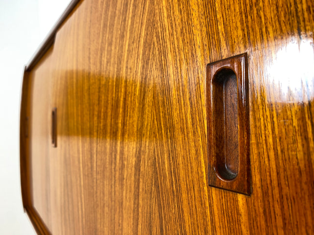 WMK I Hochwertiges skandinavisches Mid-Century Highboard , Vollholz in Teak & Palisander ,  mit Schiebetüren I Schrank Sideboard Kommode Anrichte Cabinet Danish Design Vintage Teak Berlin Köln München