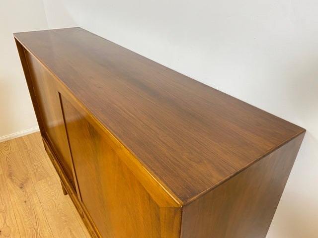 WMK # Stilvolles & sehr gut erhaltenes skandinavisches Mid-Century Highboard aus massivem Nussbaum mit Schubladen & Schiebetüren # Schrank Sideboard Kommode Anrichte Danish Design Vintage Berlin Köln