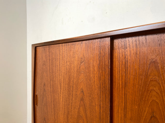 WMK I Besonders schönes skandinavisches Mid-Century Highboard in Teakholz mit Bar, Schiebetüren & Schubladen I Sideboard Schrank Barschrank Barkommode Danish Design Vintage 60er Berlin Hamburg München