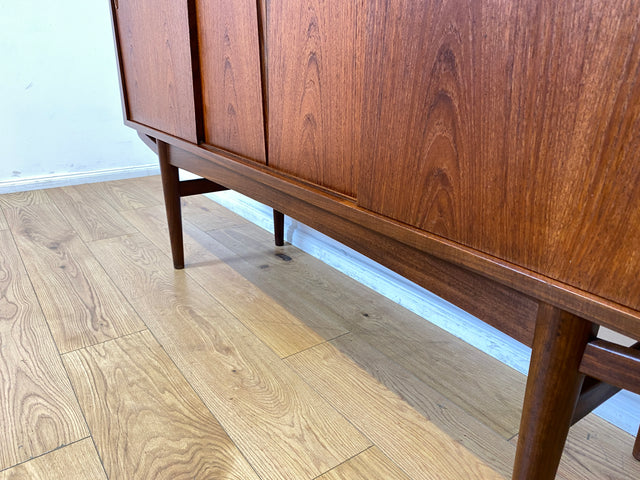 WMK I Besonders schönes skandinavisches Mid-Century Highboard in Teakholz mit Bar, Schiebetüren & Schubladen I Sideboard Schrank Barschrank Barkommode Danish Design Vintage 60er Berlin Hamburg München