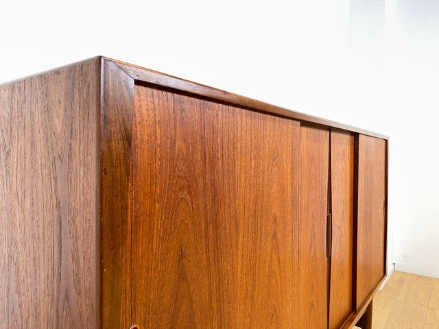 WMK I Besonders schönes skandinavisches Mid-Century Highboard in Teakholz mit Bar, Schiebetüren & Schubladen I Sideboard Schrank Barschrank Barkommode Danish Design Vintage 60er Berlin Hamburg München