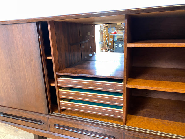 WMK I Hochwertiges skandinavisches Mid-Century Highboard in edlem Palisander mit Schubladen, Schiebetüren & Bar I Schrank Anrichte Sideboard Barkommode Barschrank Danish Design Vintage 60er Rosewood
