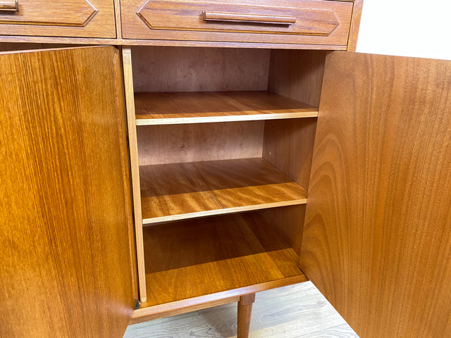 WMK I Hochwertiges & sehr gut erhaltenes skandinavisches Mid-Century Highboard mit Schubladen, Vollholz in Teak I Sideboard Kommode Schrank Anrichte Danish Design Vintage 60er Hamburg München Teakholz