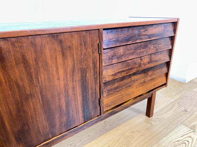 WMK I Besonders schönes skandinavisches Mid-Century Sideboard in dunkel gebeiztem Teakholz mit Schubladen I Schrank Kommode Anrichte TV Bank Lowboard Danish Design 60er Vintage Berlin München Nürnberg