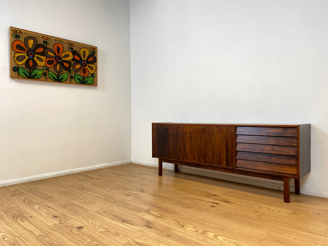 WMK I Besonders schönes skandinavisches Mid-Century Sideboard in dunkel gebeiztem Teakholz mit Schubladen I Schrank Kommode Anrichte TV Bank Lowboard Danish Design 60er Vintage Berlin München Nürnberg