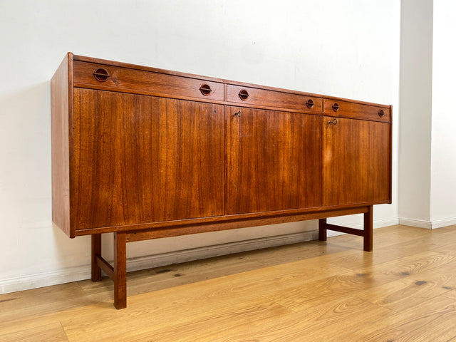 WMK I Stilvolles und gut erhaltenes skandinavisches Mid-Century Sideboard in Teakholz mit Schubladen und formschönen Holzgriffen I Kommode Schrank Anrichte TV Lowboard Bank Danish Design Vintage 60er