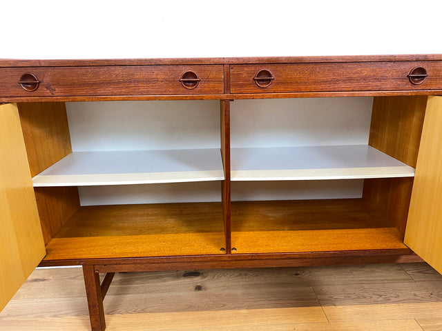 WMK I Stilvolles und gut erhaltenes skandinavisches Mid-Century Sideboard in Teakholz mit Schubladen und formschönen Holzgriffen I Kommode Schrank Anrichte TV Lowboard Bank Danish Design Vintage 60er