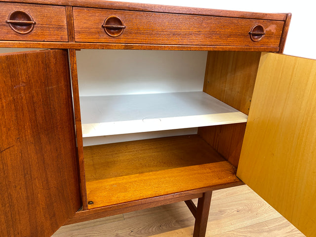 WMK I Stilvolles und gut erhaltenes skandinavisches Mid-Century Sideboard in Teakholz mit Schubladen und formschönen Holzgriffen I Kommode Schrank Anrichte TV Lowboard Bank Danish Design Vintage 60er