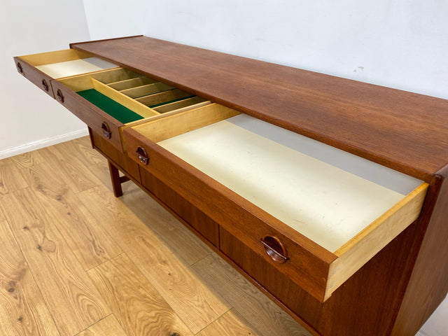 WMK I Stilvolles und gut erhaltenes skandinavisches Mid-Century Sideboard in Teakholz mit Schubladen und formschönen Holzgriffen I Kommode Schrank Anrichte TV Lowboard Bank Danish Design Vintage 60er