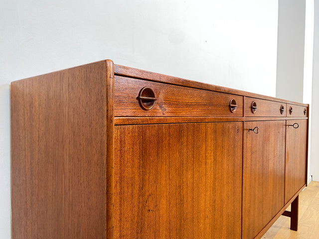 WMK I Stilvolles und gut erhaltenes skandinavisches Mid-Century Sideboard in Teakholz mit Schubladen und formschönen Holzgriffen I Kommode Schrank Anrichte TV Lowboard Bank Danish Design Vintage 60er