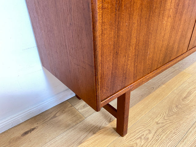 WMK I Stilvolles und gut erhaltenes skandinavisches Mid-Century Sideboard in Teakholz mit Schubladen und formschönen Holzgriffen I Kommode Schrank Anrichte TV Lowboard Bank Danish Design Vintage 60er