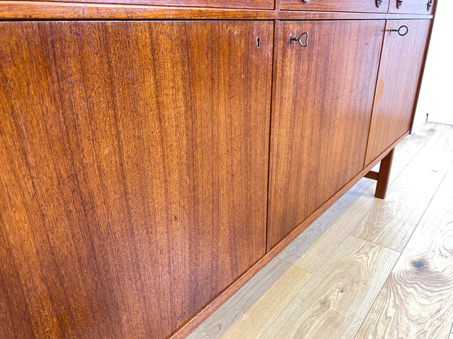 WMK I Stilvolles und gut erhaltenes skandinavisches Mid-Century Sideboard in Teakholz mit Schubladen und formschönen Holzgriffen I Kommode Schrank Anrichte TV Lowboard Bank Danish Design Vintage 60er