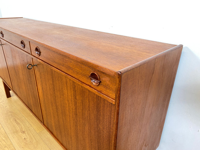 WMK I Stilvolles und gut erhaltenes skandinavisches Mid-Century Sideboard in Teakholz mit Schubladen und formschönen Holzgriffen I Kommode Schrank Anrichte TV Lowboard Bank Danish Design Vintage 60er