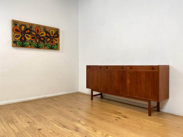 WMK I Stilvolles und gut erhaltenes skandinavisches Mid-Century Sideboard in Teakholz mit Schubladen und formschönen Holzgriffen I Kommode Schrank Anrichte TV Lowboard Bank Danish Design Vintage 60er