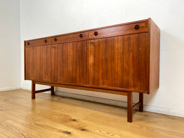 WMK I Stilvolles und gut erhaltenes skandinavisches Mid-Century Sideboard in Teakholz mit Schubladen und formschönen Holzgriffen I Kommode Schrank Anrichte TV Lowboard Bank Danish Design Vintage 60er