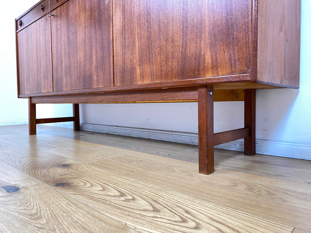 WMK I Stilvolles und gut erhaltenes skandinavisches Mid-Century Sideboard in Teakholz mit Schubladen und formschönen Holzgriffen I Kommode Schrank Anrichte TV Lowboard Bank Danish Design Vintage 60er