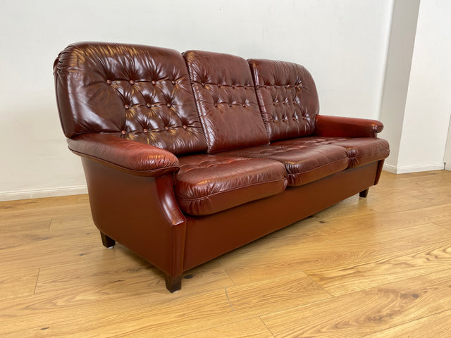 WMK I Sehr schönes und gut erhaltenes skandinavisches Sofa mit gestepptem Echtleder Bezug mit Alterspatina I Sofa Couch Ledersofa Ledercouch Leder Chesterfield Vintage Mid-Century Berlin Hannover Bonn