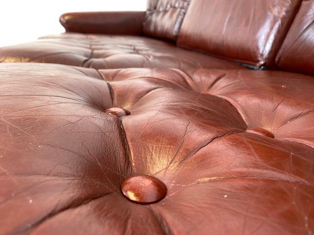 WMK I Sehr schönes und gut erhaltenes skandinavisches Sofa mit gestepptem Echtleder Bezug mit Alterspatina I Sofa Couch Ledersofa Ledercouch Leder Chesterfield Vintage Mid-Century Berlin Hannover Bonn