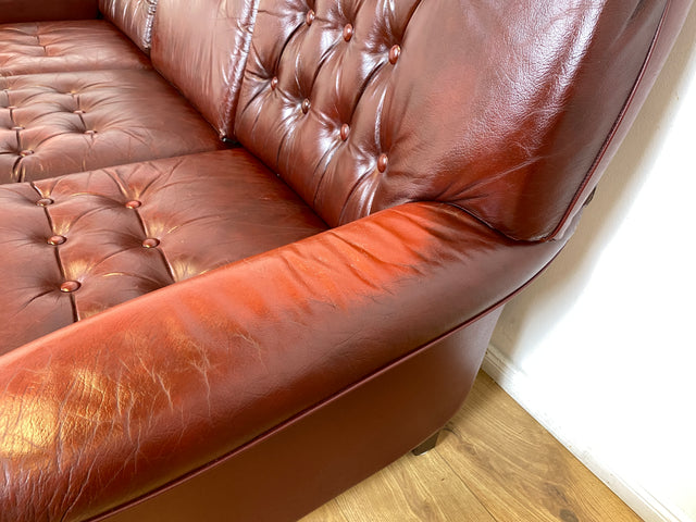 WMK I Sehr schönes und gut erhaltenes skandinavisches Sofa mit gestepptem Echtleder Bezug mit Alterspatina I Sofa Couch Ledersofa Ledercouch Leder Chesterfield Vintage Mid-Century Berlin Hannover Bonn