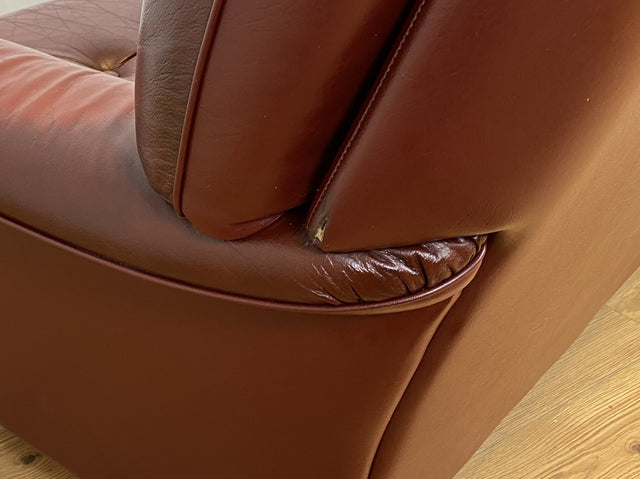 WMK I Sehr schönes und gut erhaltenes skandinavisches Sofa mit gestepptem Echtleder Bezug mit Alterspatina I Sofa Couch Ledersofa Ledercouch Leder Chesterfield Vintage Mid-Century Berlin Hannover Bonn