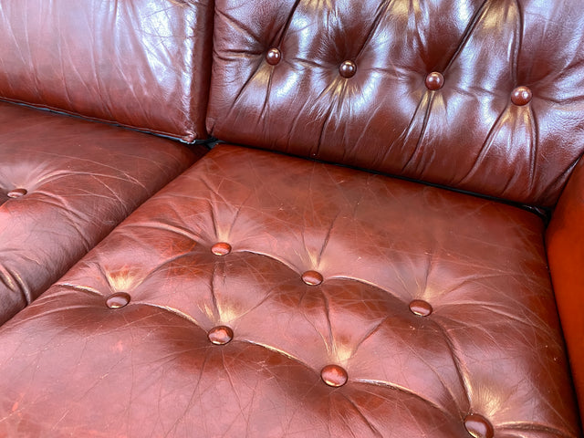 WMK I Sehr schönes und gut erhaltenes skandinavisches Sofa mit gestepptem Echtleder Bezug mit Alterspatina I Sofa Couch Ledersofa Ledercouch Leder Chesterfield Vintage Mid-Century Berlin Hannover Bonn