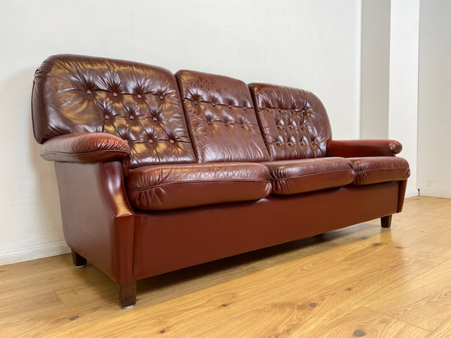 WMK I Sehr schönes und gut erhaltenes skandinavisches Sofa mit gestepptem Echtleder Bezug mit Alterspatina I Sofa Couch Ledersofa Ledercouch Leder Chesterfield Vintage Mid-Century Berlin Hannover Bonn