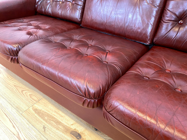 WMK I Sehr schönes und gut erhaltenes skandinavisches Sofa mit gestepptem Echtleder Bezug mit Alterspatina I Sofa Couch Ledersofa Ledercouch Leder Chesterfield Vintage Mid-Century Berlin Hannover Bonn