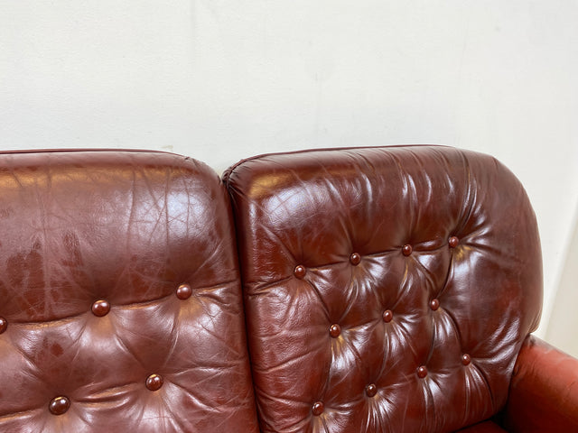 WMK I Sehr schönes und gut erhaltenes skandinavisches Sofa mit gestepptem Echtleder Bezug mit Alterspatina I Sofa Couch Ledersofa Ledercouch Leder Chesterfield Vintage Mid-Century Berlin Hannover Bonn