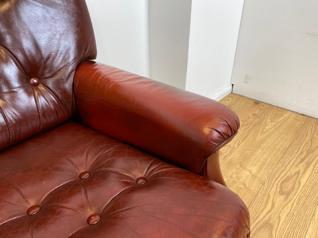 WMK I Sehr schönes und gut erhaltenes skandinavisches Sofa mit gestepptem Echtleder Bezug mit Alterspatina I Sofa Couch Ledersofa Ledercouch Leder Chesterfield Vintage Mid-Century Berlin Hannover Bonn