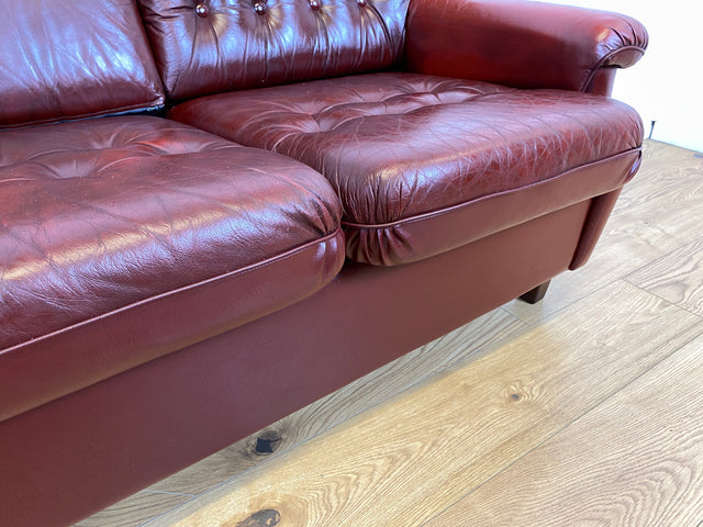 WMK I Sehr schönes und gut erhaltenes skandinavisches Sofa mit gestepptem Echtleder Bezug mit Alterspatina I Sofa Couch Ledersofa Ledercouch Leder Chesterfield Vintage Mid-Century Berlin Hannover Bonn