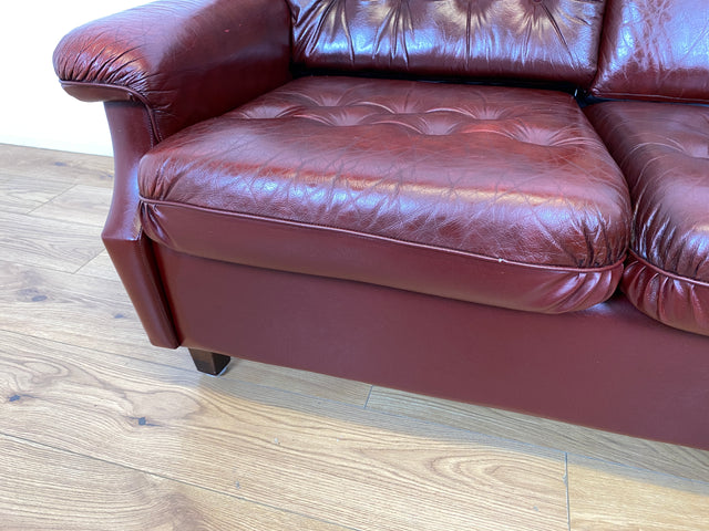 WMK I Sehr schönes und gut erhaltenes skandinavisches Sofa mit gestepptem Echtleder Bezug mit Alterspatina I Sofa Couch Ledersofa Ledercouch Leder Chesterfield Vintage Mid-Century Berlin Hannover Bonn