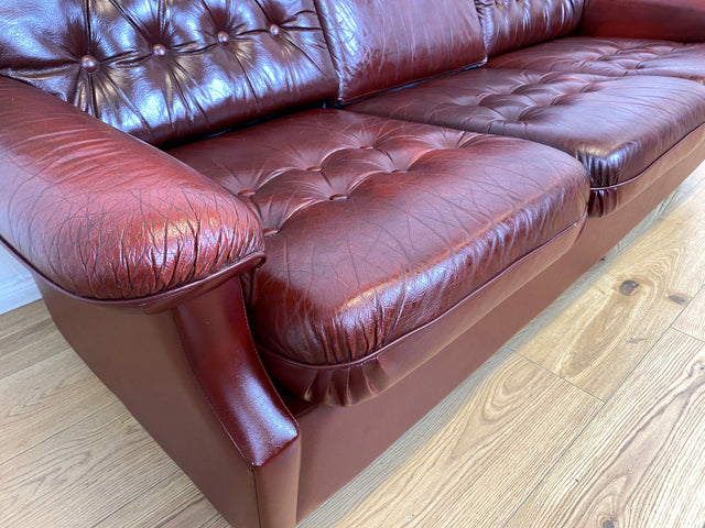 WMK I Sehr schönes und gut erhaltenes skandinavisches Sofa mit gestepptem Echtleder Bezug mit Alterspatina I Sofa Couch Ledersofa Ledercouch Leder Chesterfield Vintage Mid-Century Berlin Hannover Bonn