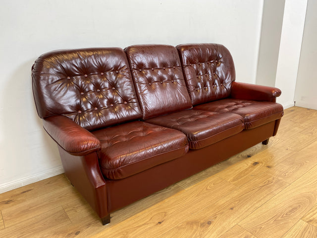 WMK I Sehr schönes und gut erhaltenes skandinavisches Sofa mit gestepptem Echtleder Bezug mit Alterspatina I Sofa Couch Ledersofa Ledercouch Leder Chesterfield Vintage Mid-Century Berlin Hannover Bonn